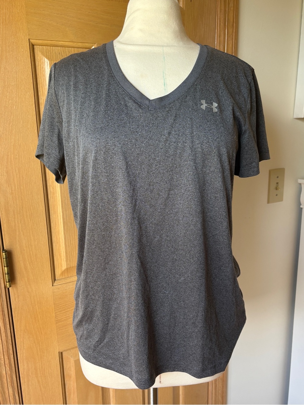 🤍Under Armour Dark Gray V‑Neck Performance Tee🤍 woman’s size XL